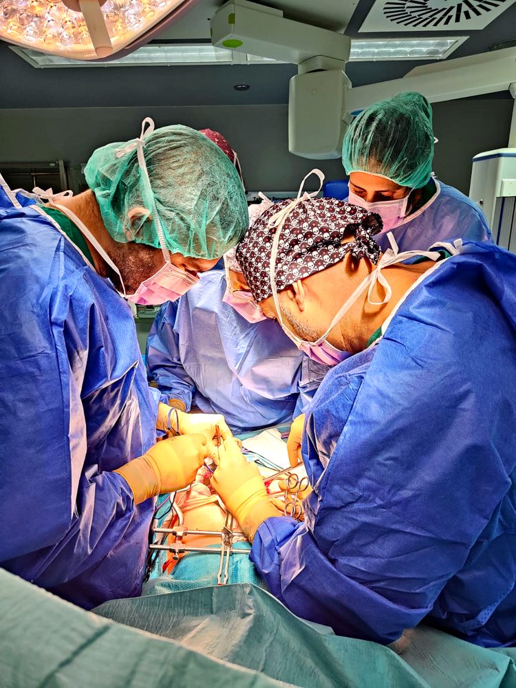 El Dr. Arencibia durante una cirugía ginecológica