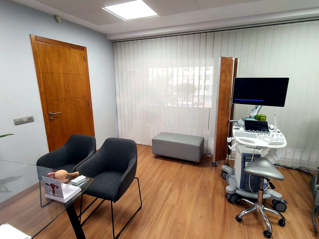 Despacho del doctor visto desde su mesa, con el ecógrafo al fondo