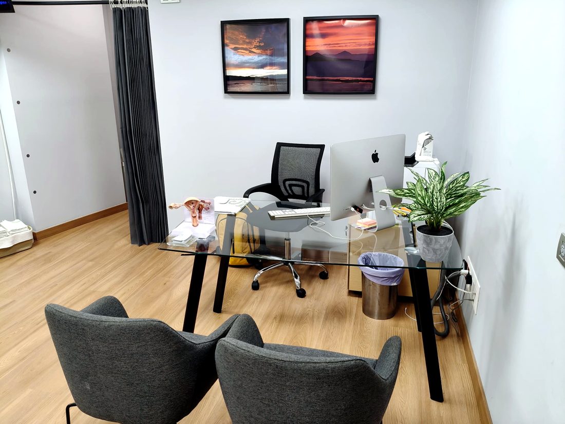 Despacho del doctor con mesa de cristal