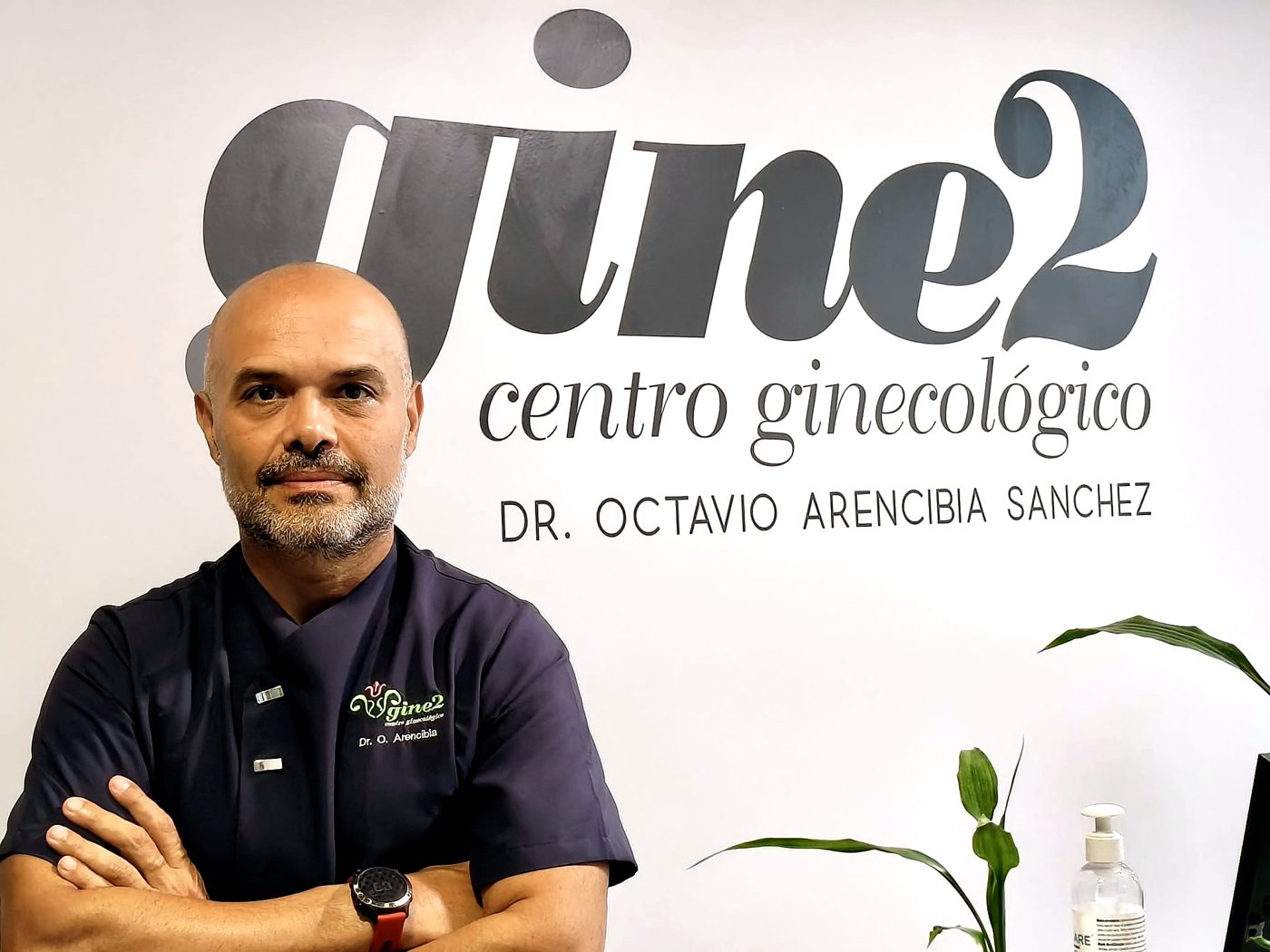Dr. Octavio Arencibia Sánchez en el centro ginecológico Gine2