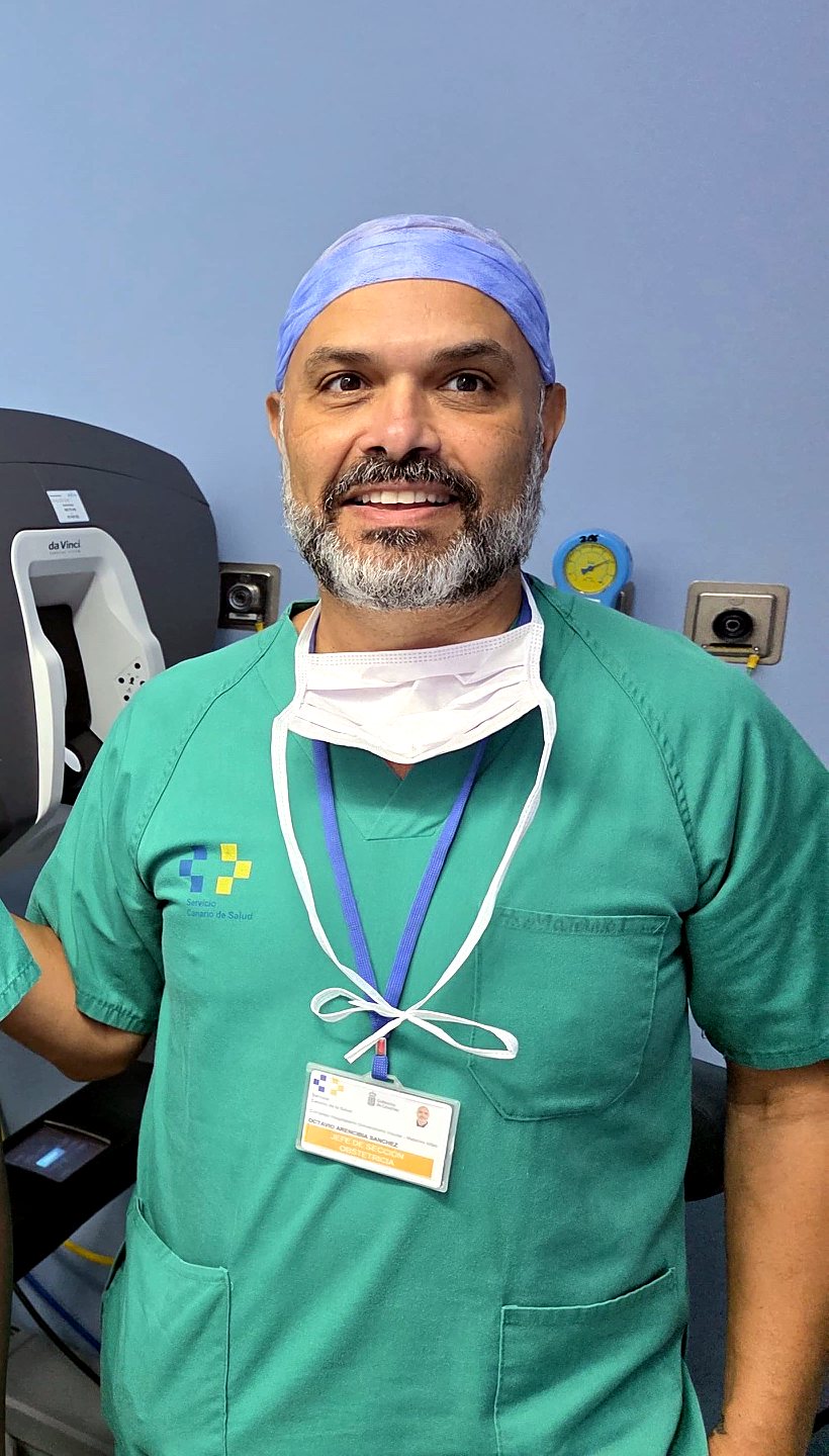 El Dr. Arencibia en quirófano, junto al robot quirúrgico da Vinci