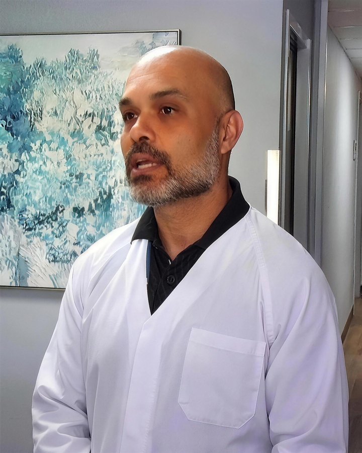 El Dr. Arencibia durante una entrevista en la televisión autonómica canaria