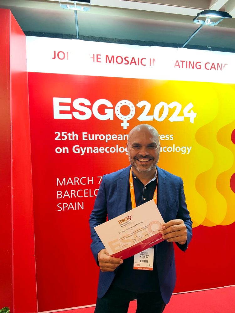 El Dr. Arencibia con el reconocimiento de la Sociedad Europea de Ginecología Oncológica