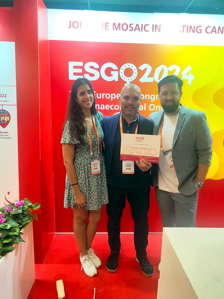 El Dr. Arencibia con dos colegas en el congreso de la ESGO