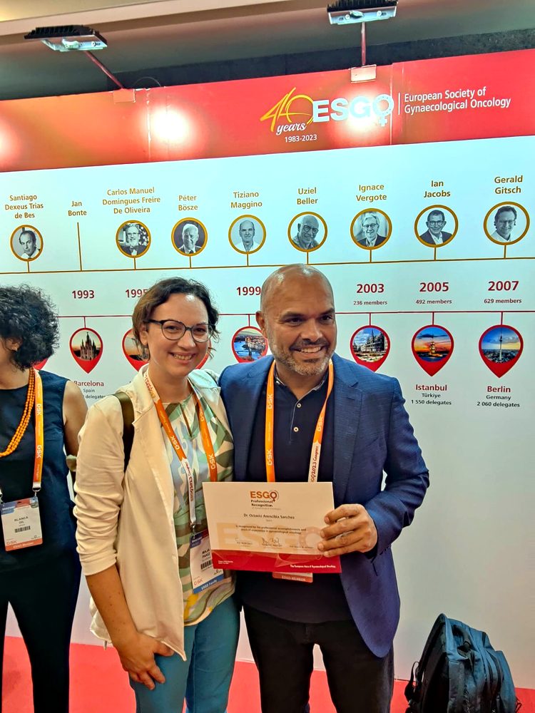 El Dr. Arencibia con una colega en el congreso de la ESGO