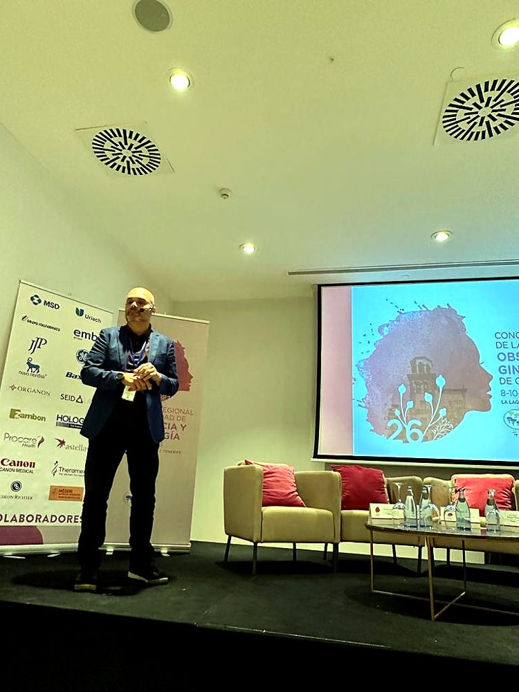 El Dr. Arencibia dando una ponencia