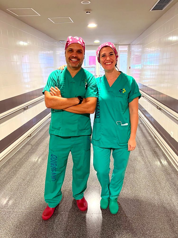 El Dr. Arencibia con una compañera en el bloque quirúrgico