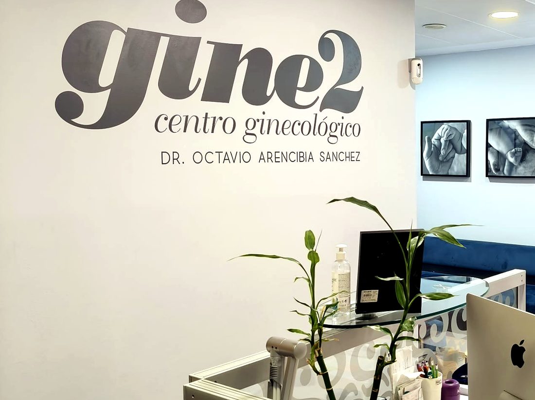 Recepción del centro Gine2 con el logotipo
