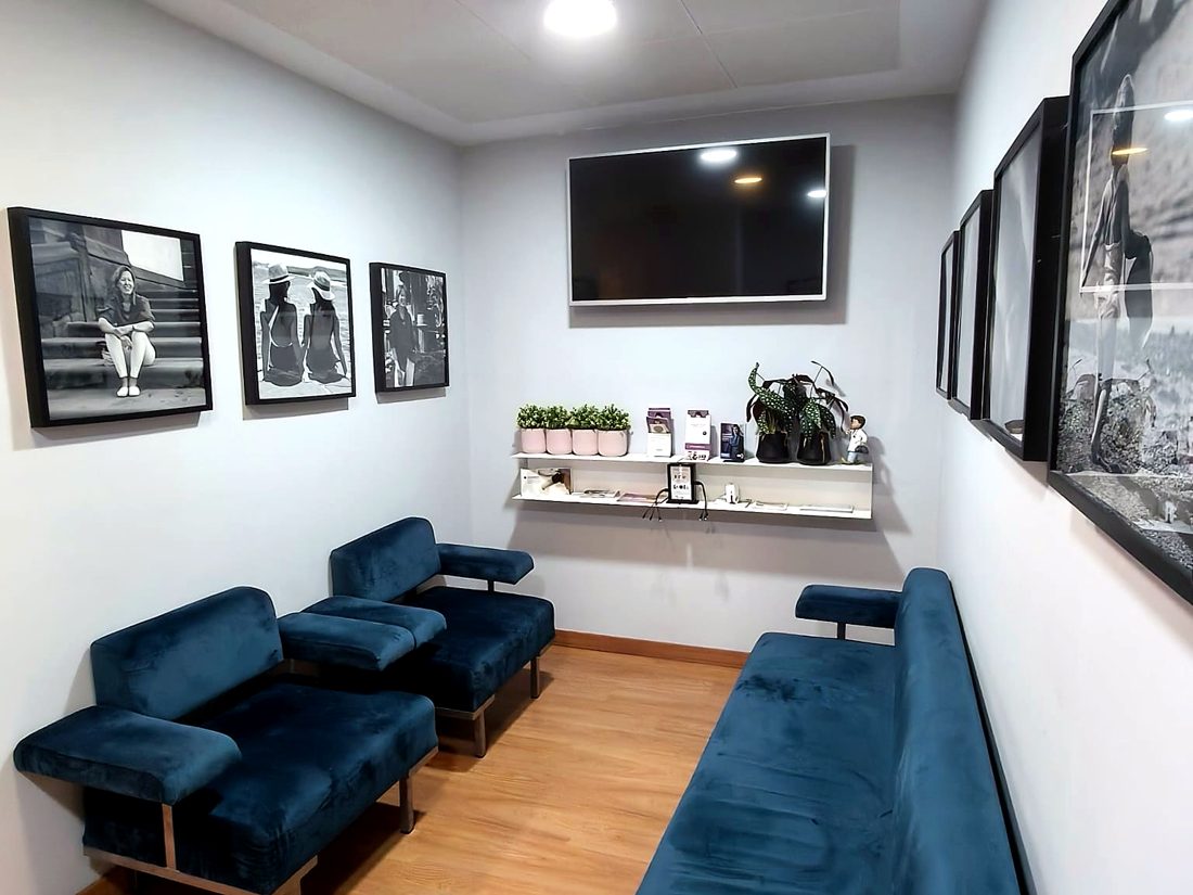 Sala de espera con sillones azules